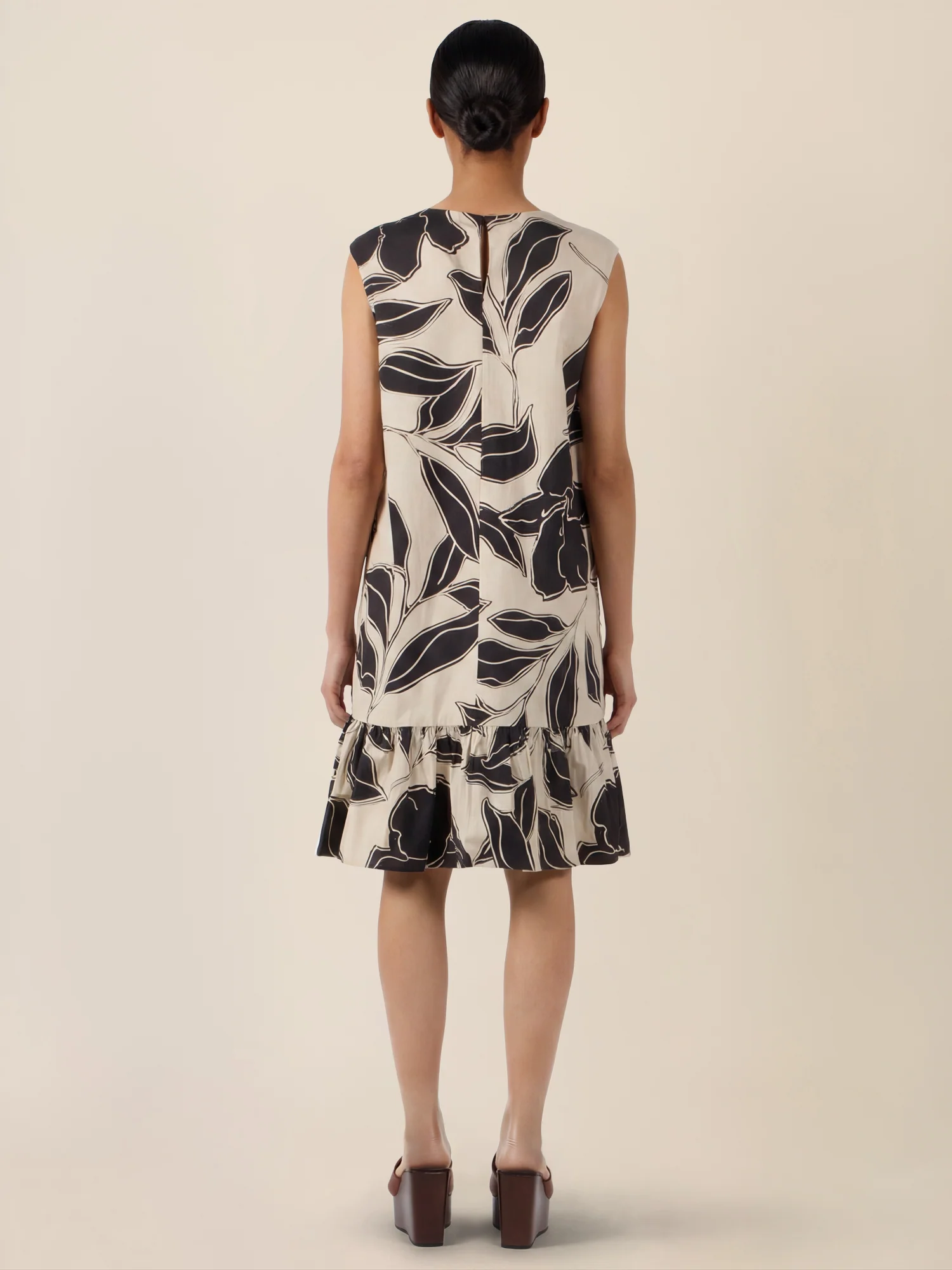 APART Ärmelloses Volantkleid mit Print | beige-schwarz - Image 2