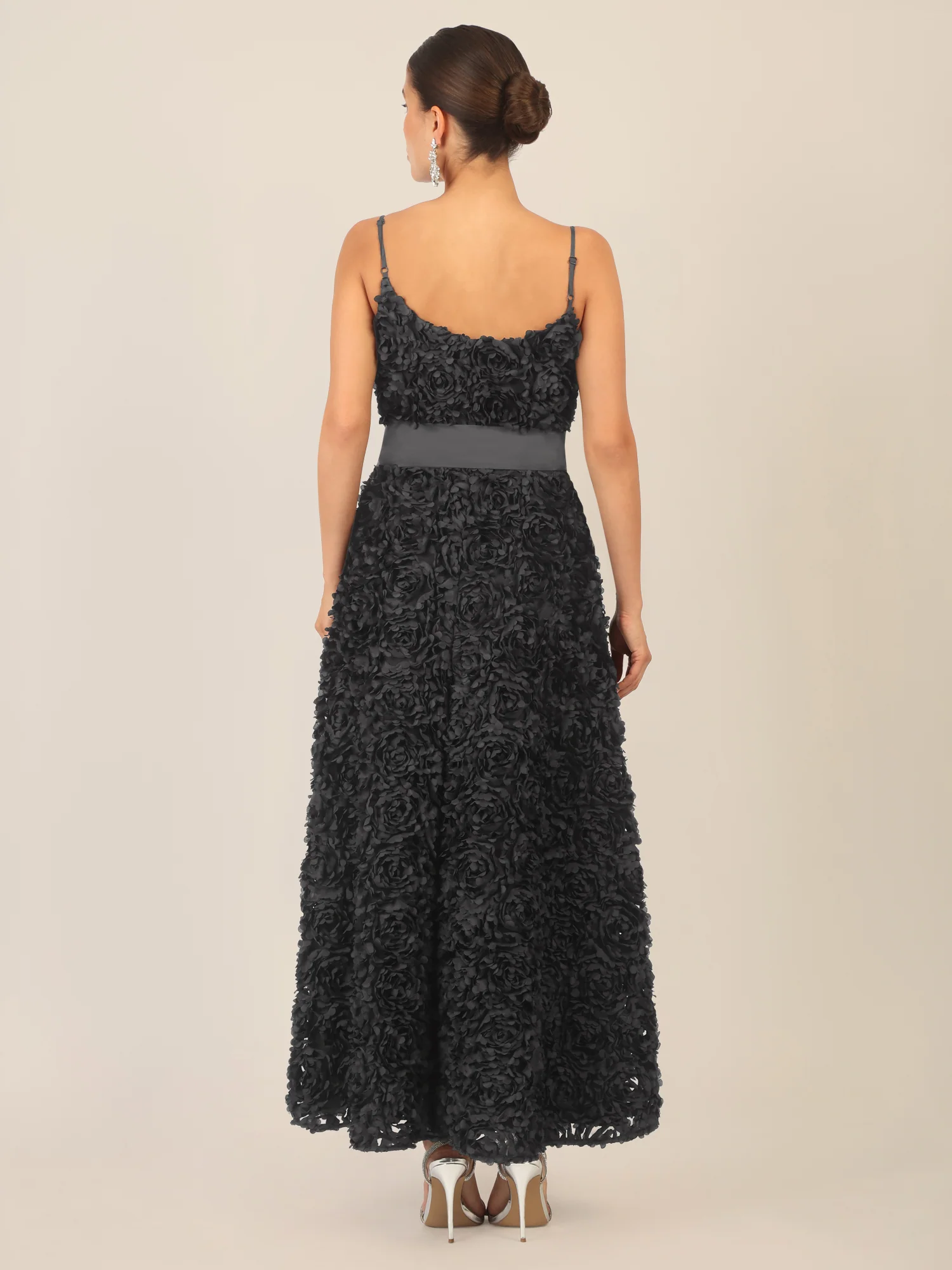 APART Cocktailkleid mit allover 3D-Rosenstruktur | schwarz - Image 2