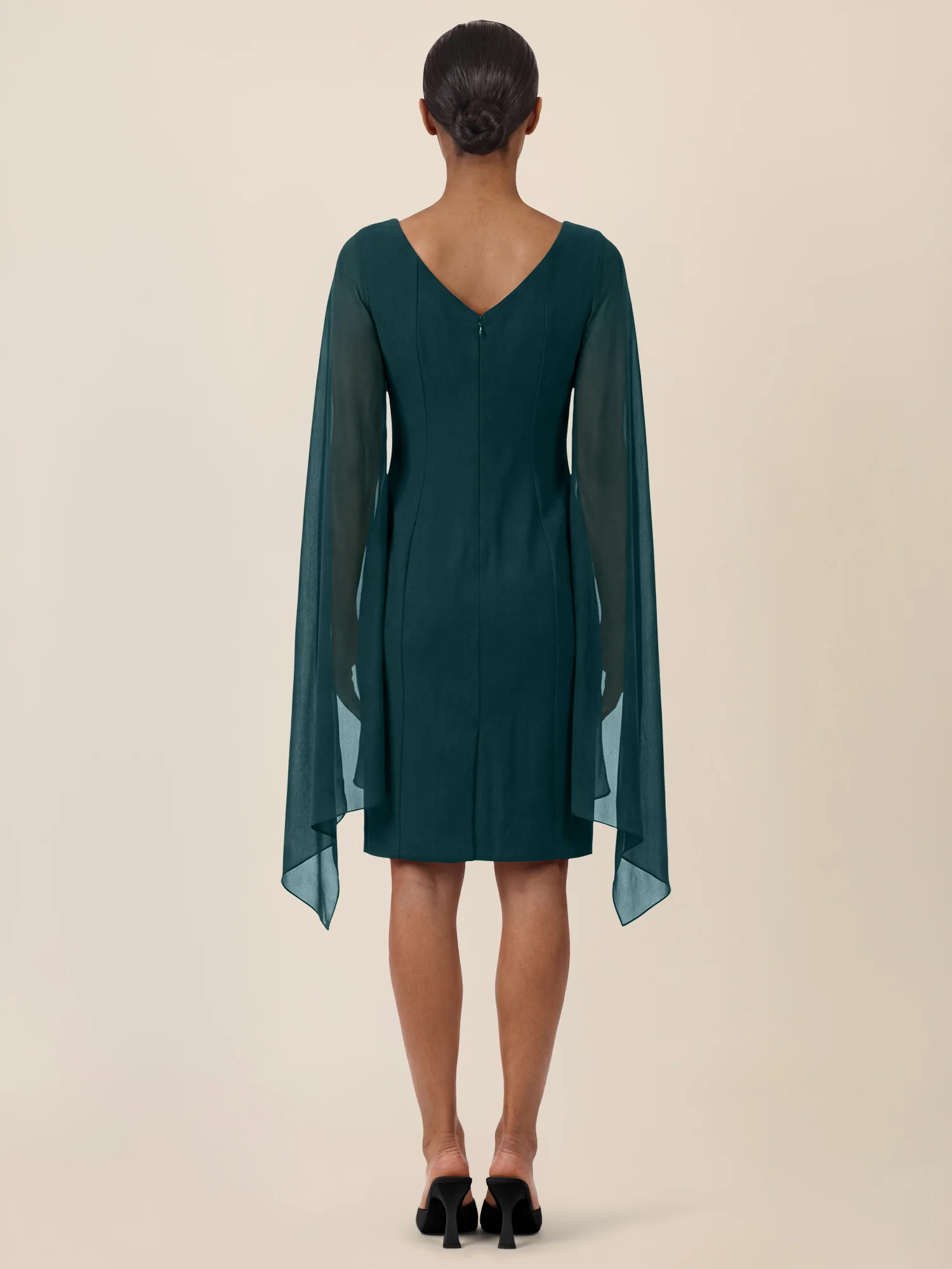 APART Etui-Kleid mit fließendem Chiffon-Cape | emerald - Image 2