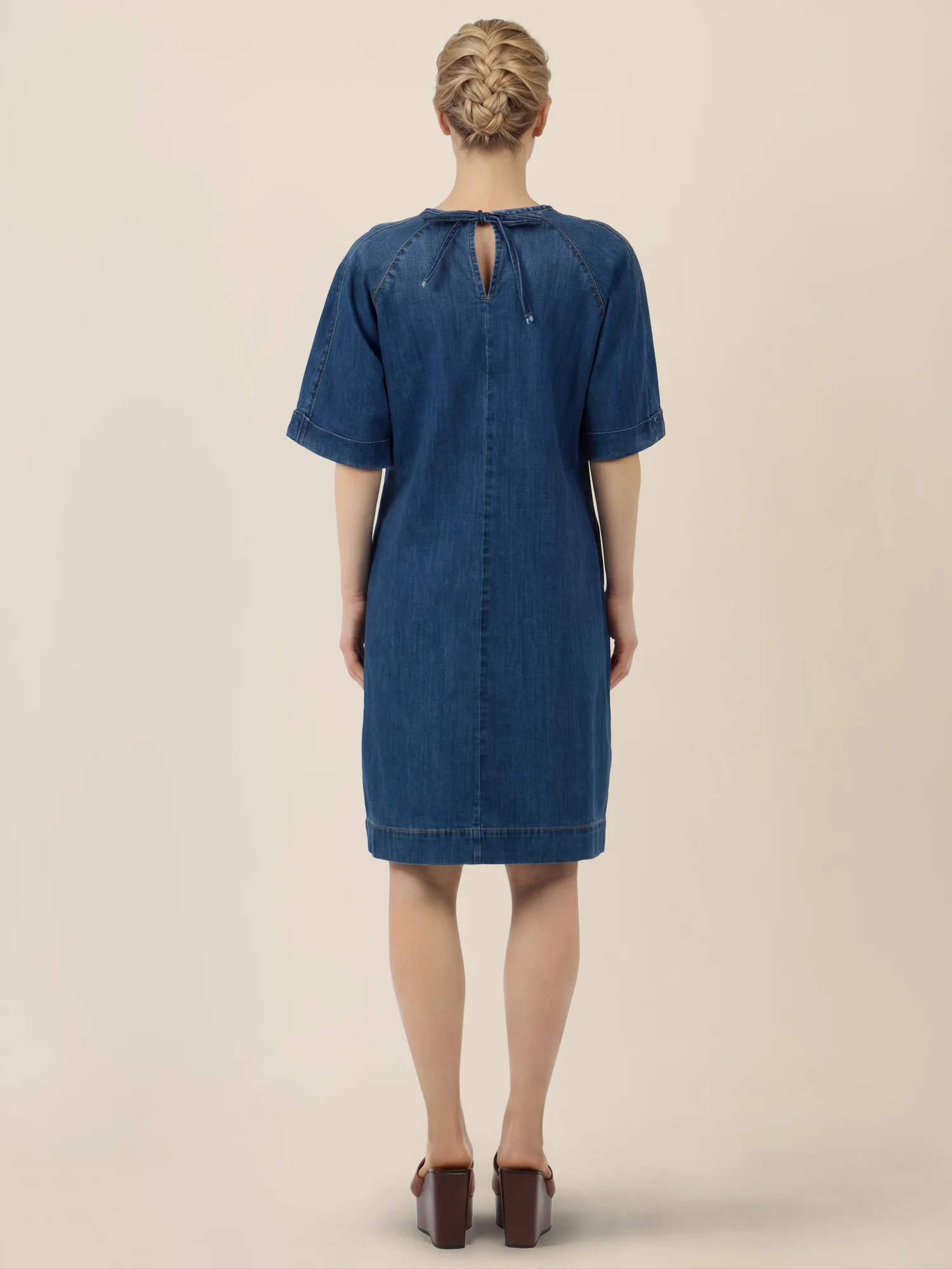 APART Gerade geschnittenes Jeanskleid mit Bindeband hinten | hellblau - Image 2
