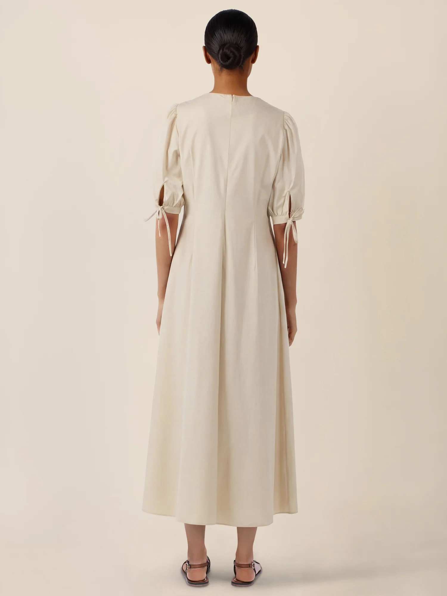 APART Kleid mit Puffärmeln und V-Ausschnitt | beige - Image 2