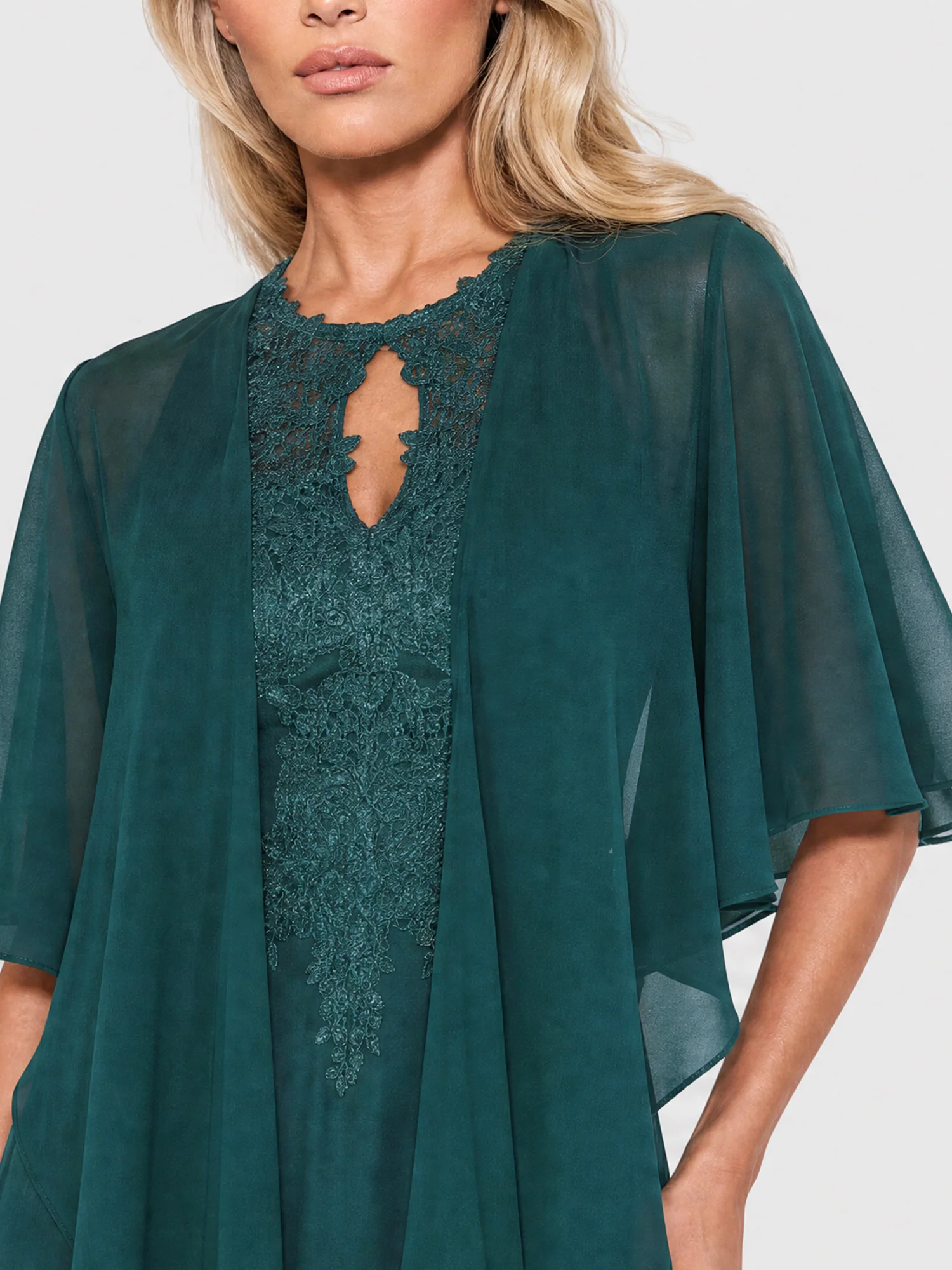 APART Luftiges Chiffon-Stola mit Zipfelsaum | emerald - Image 4