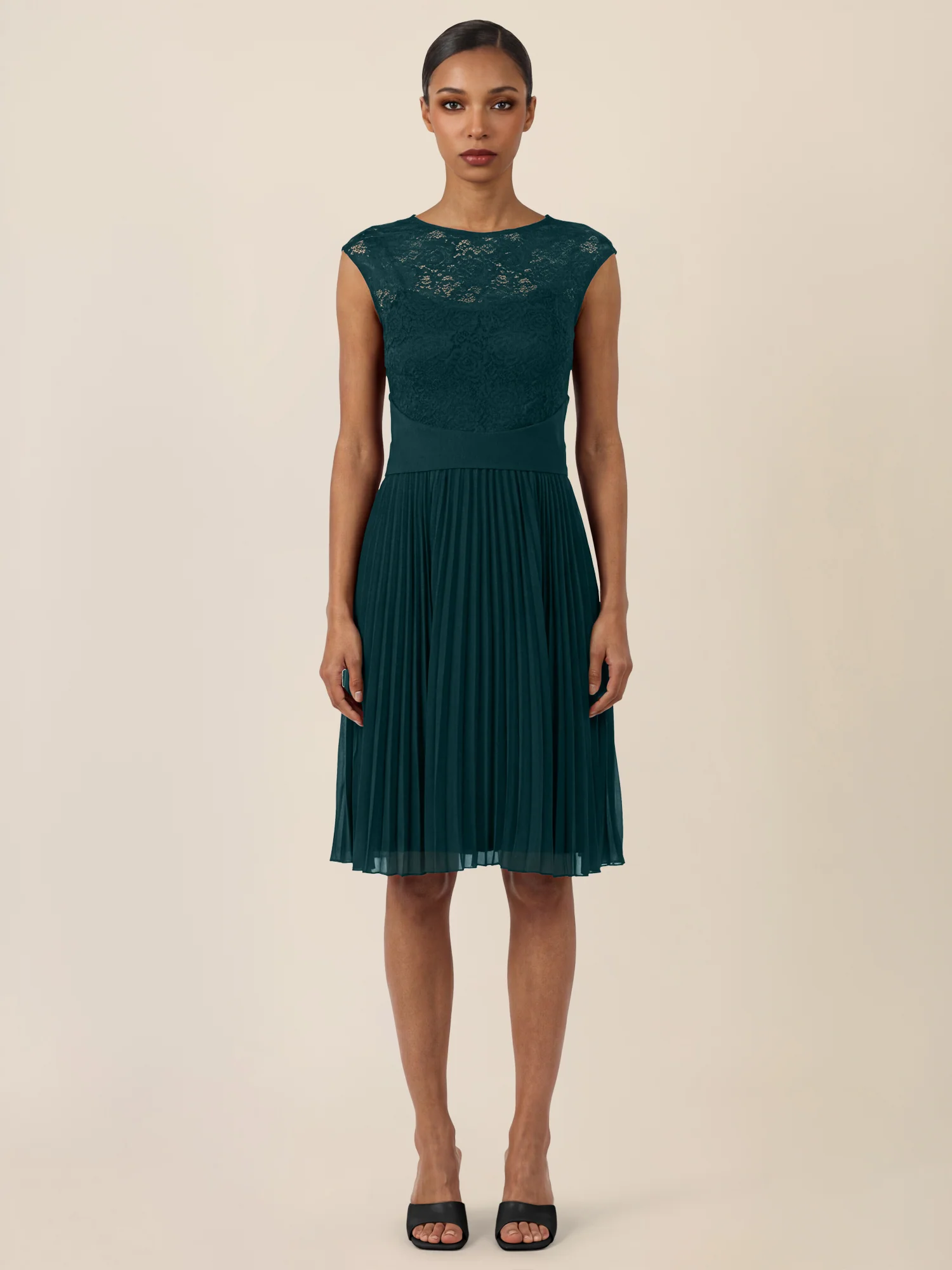 APART Spitzenkleid mit Plisseerock | emerald