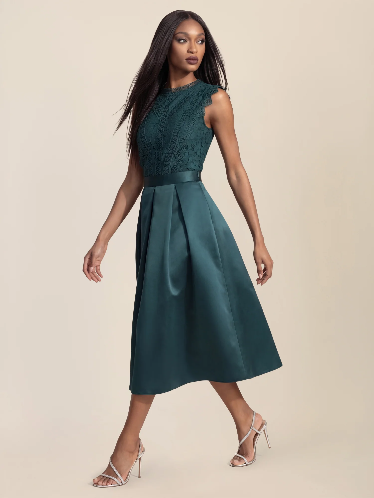 APART Spitzentop mit Rüschen und Häkeldetails | emerald - Image 2
