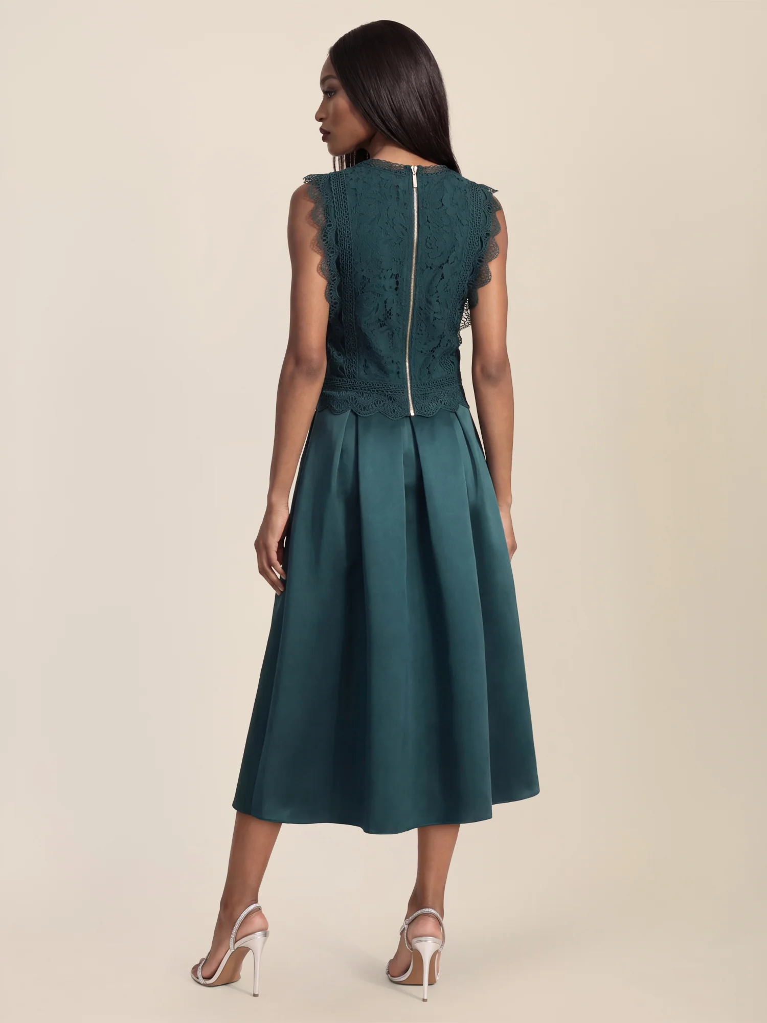 APART Spitzentop mit Rüschen und Häkeldetails | emerald - Image 3