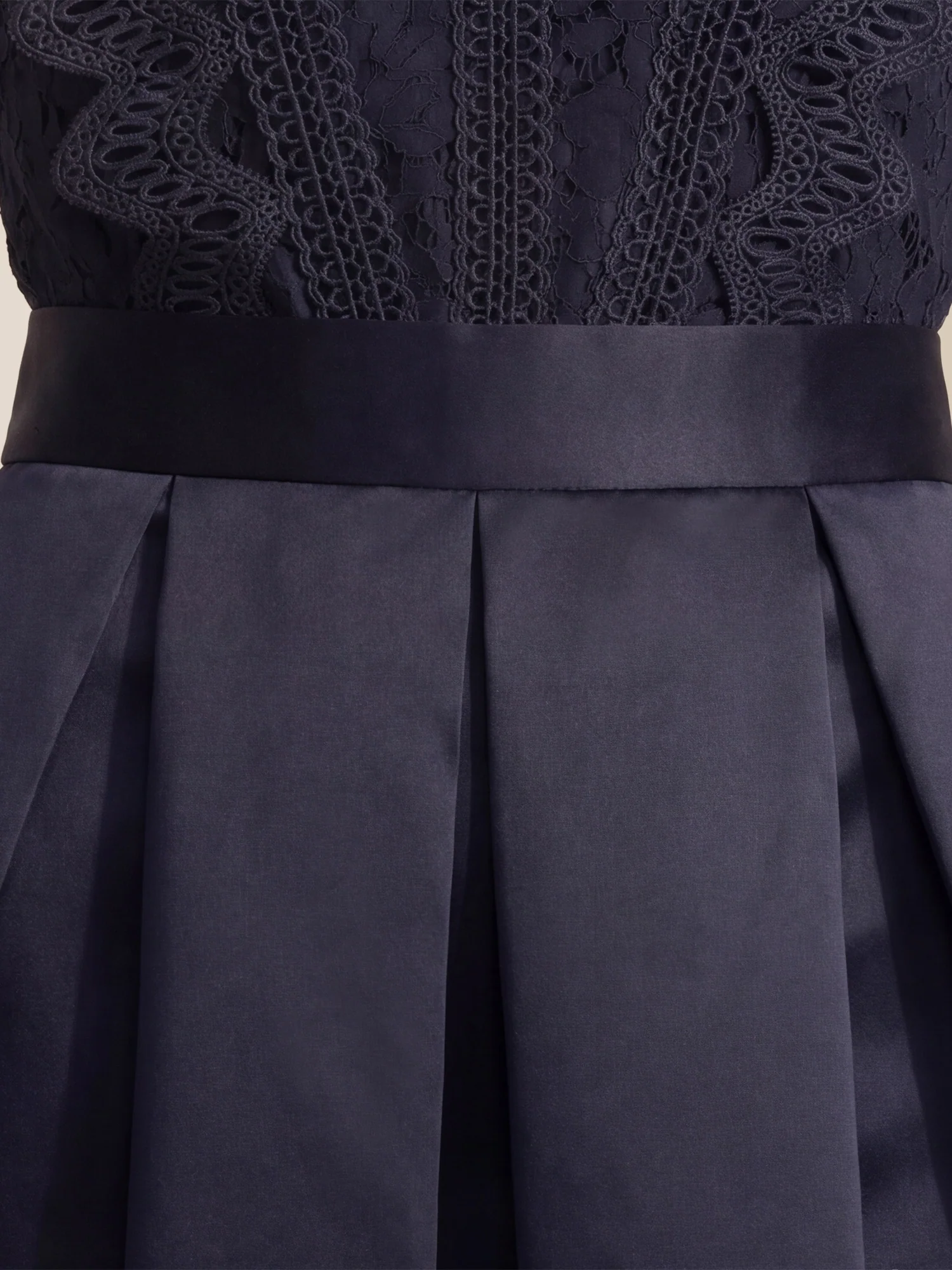 APART Spitzentop mit Rüschen und Häkeldetails | nachtblau - Image 4