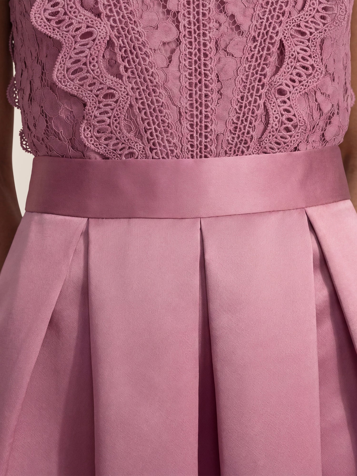 APART Spitzentop mit Rüschen und Häkeldetails | rosé - Image 2