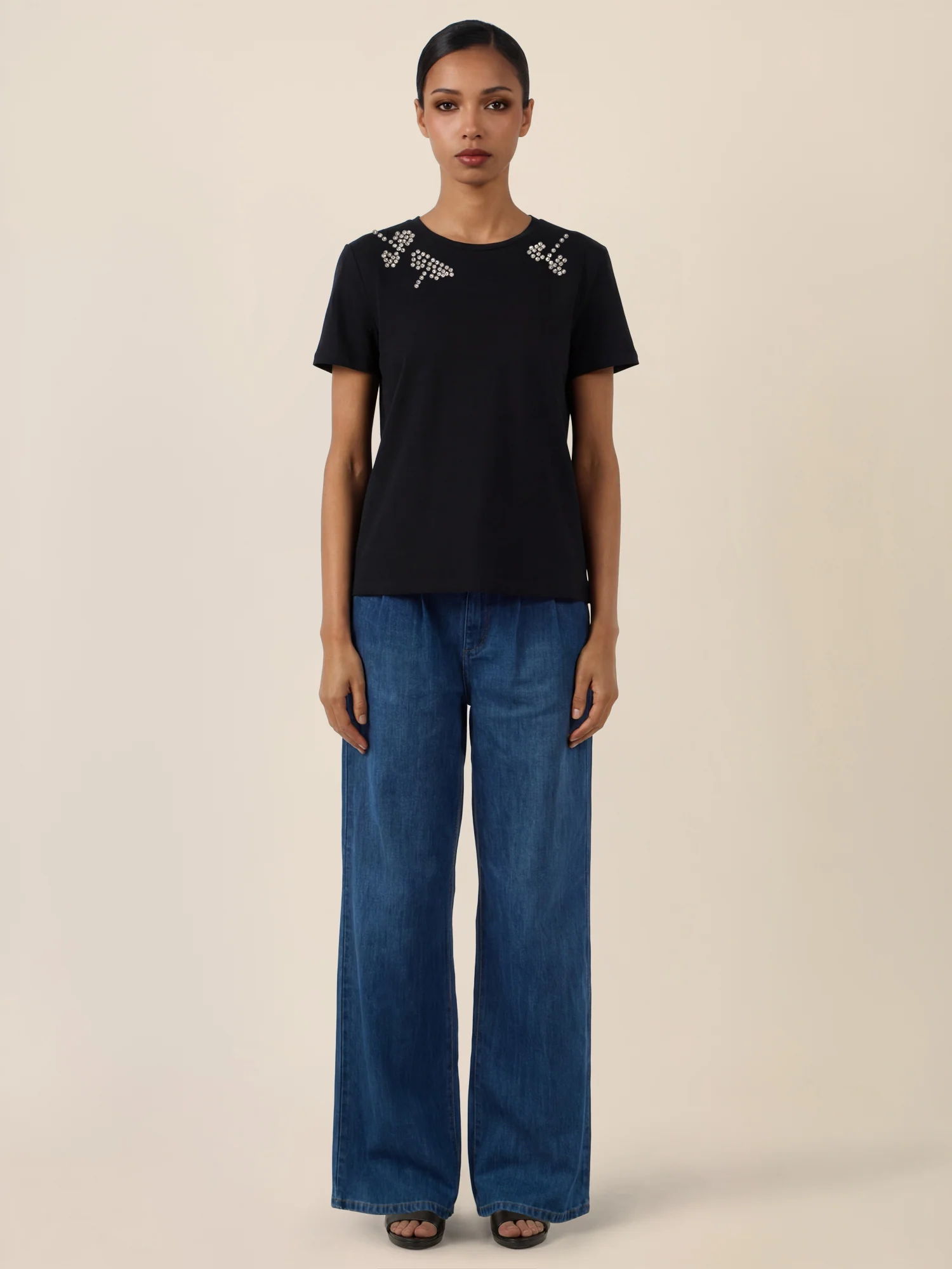 APART T-Shirt mit Schmuckstein-Dekor | schwarz - Image 2