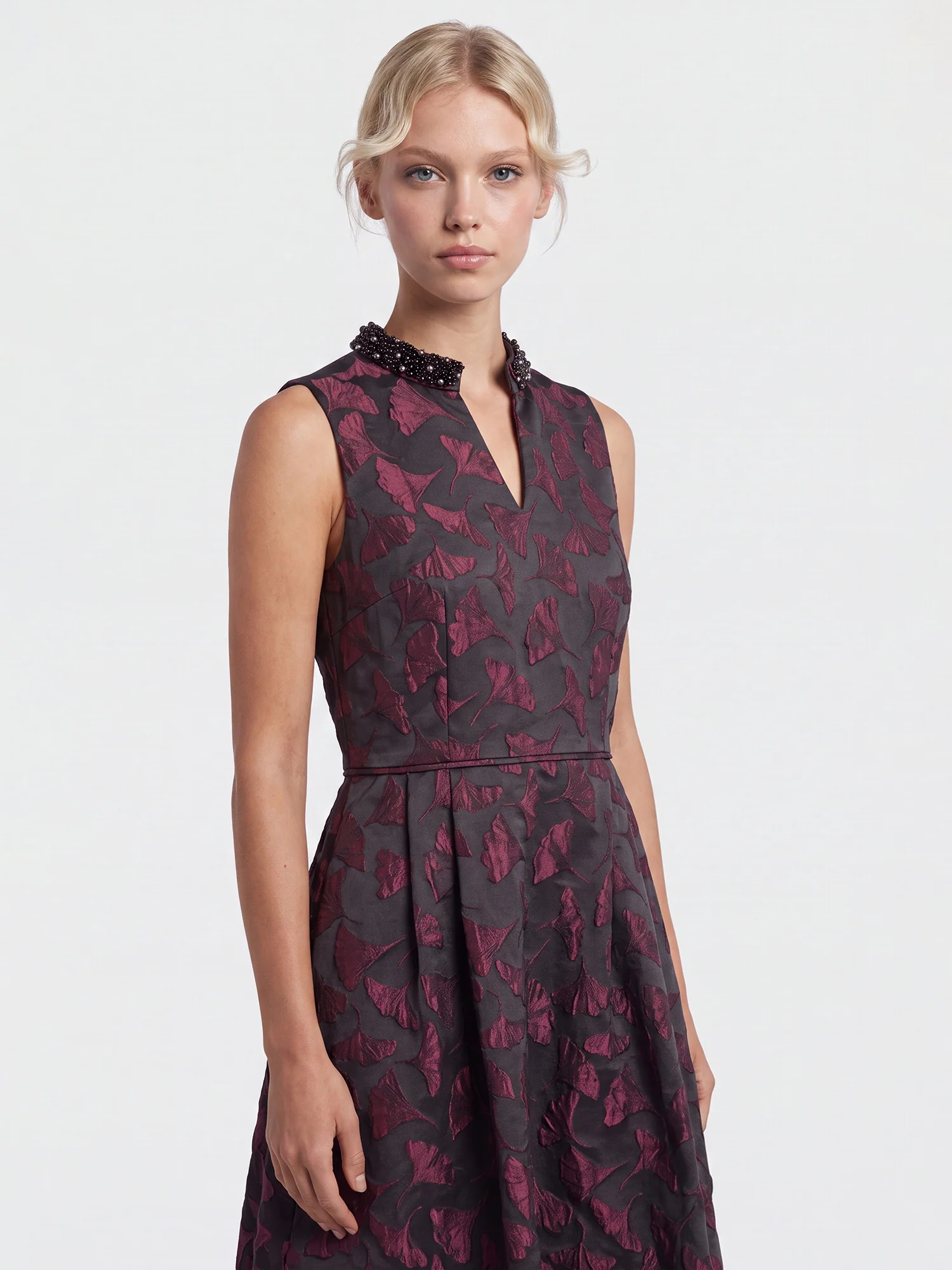 Ärmelloses Jacquard-Abendkleid mit Blüten- und Blättermuster | schwarz-weinrot - Image 5