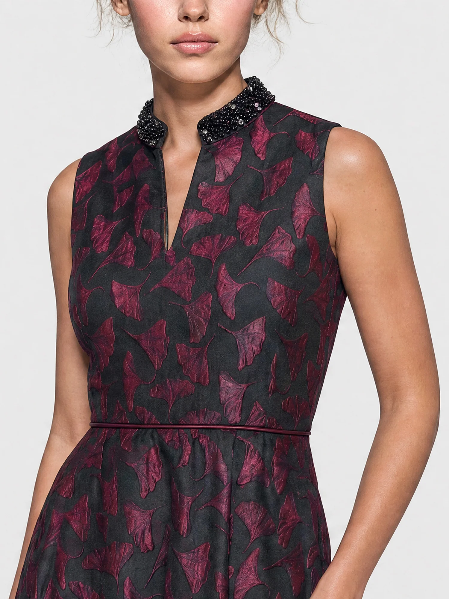 Ärmelloses Jacquard-Abendkleid mit Blüten- und Blättermuster | schwarz-weinrot - Image 6