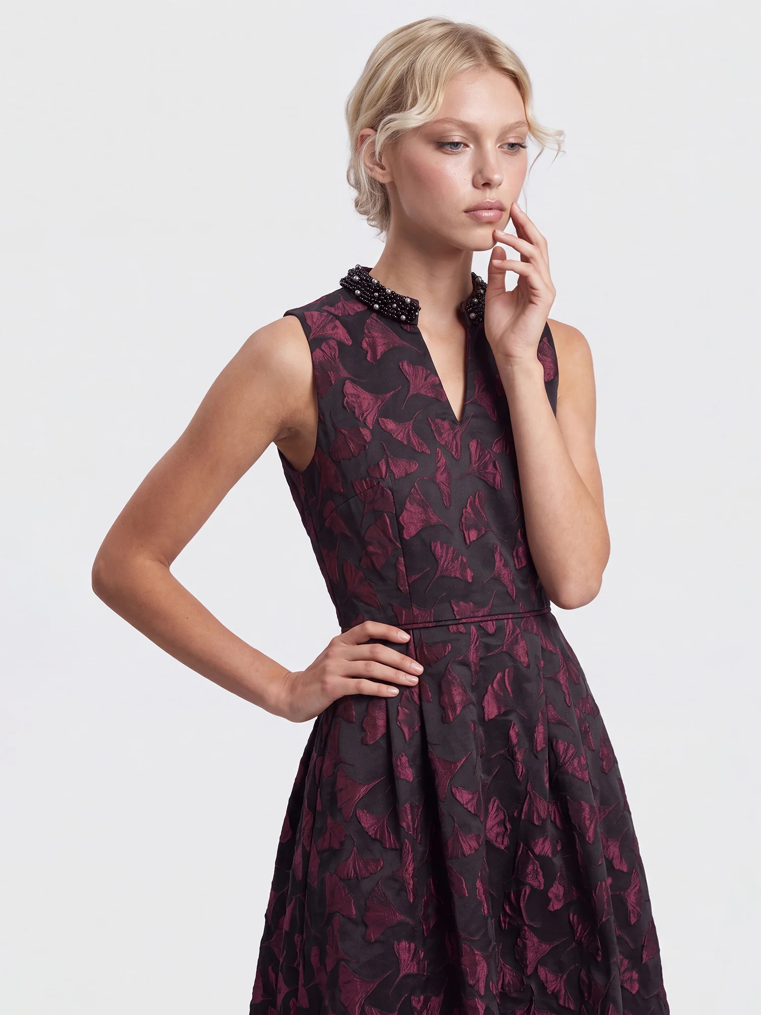 Ärmelloses Jacquard-Abendkleid mit Blüten- und Blättermuster | schwarz-weinrot - Image 7