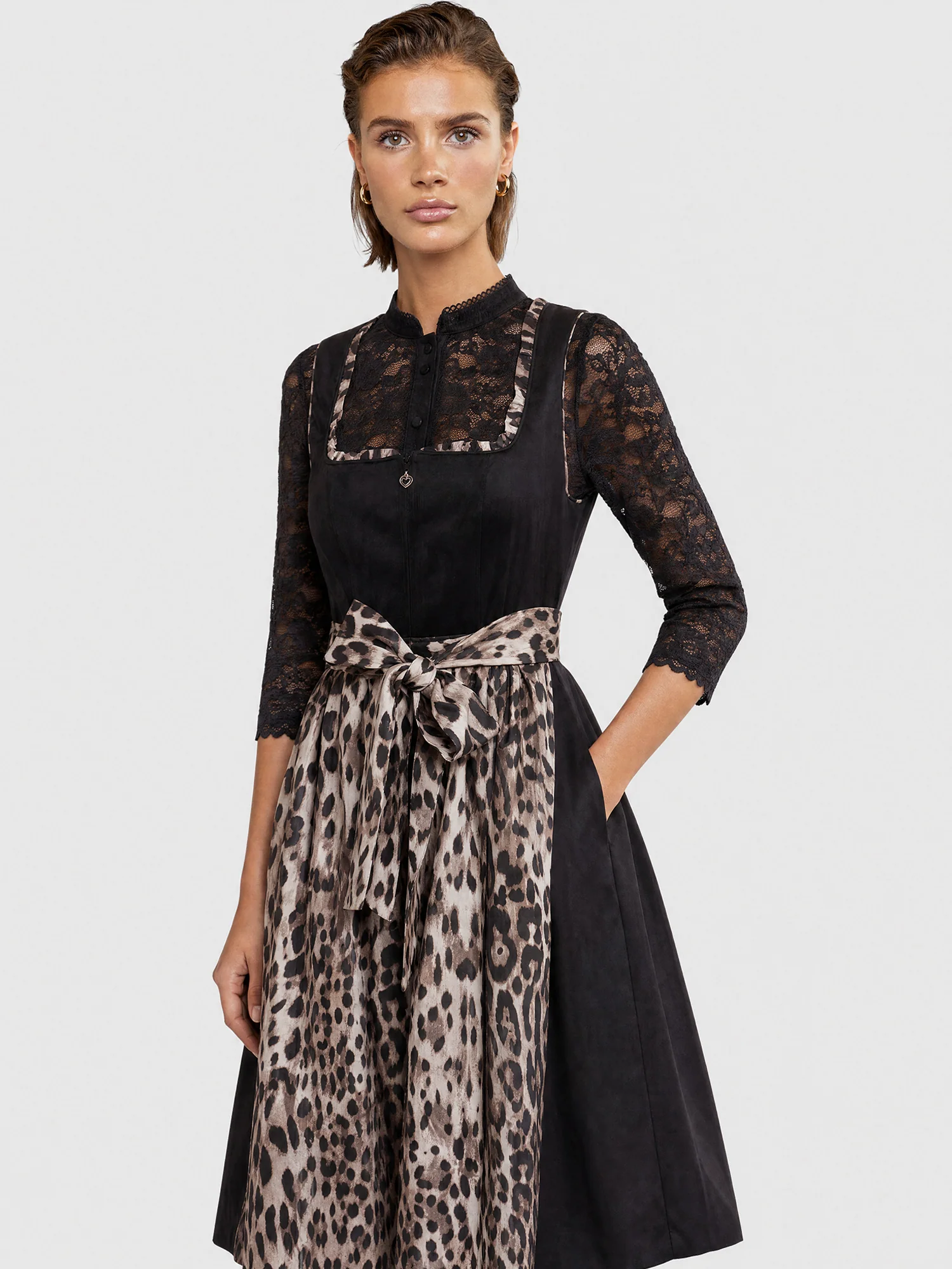 Dirndl aus Samt mit Leo-Schürze | schwarz-multicolor - Image 5
