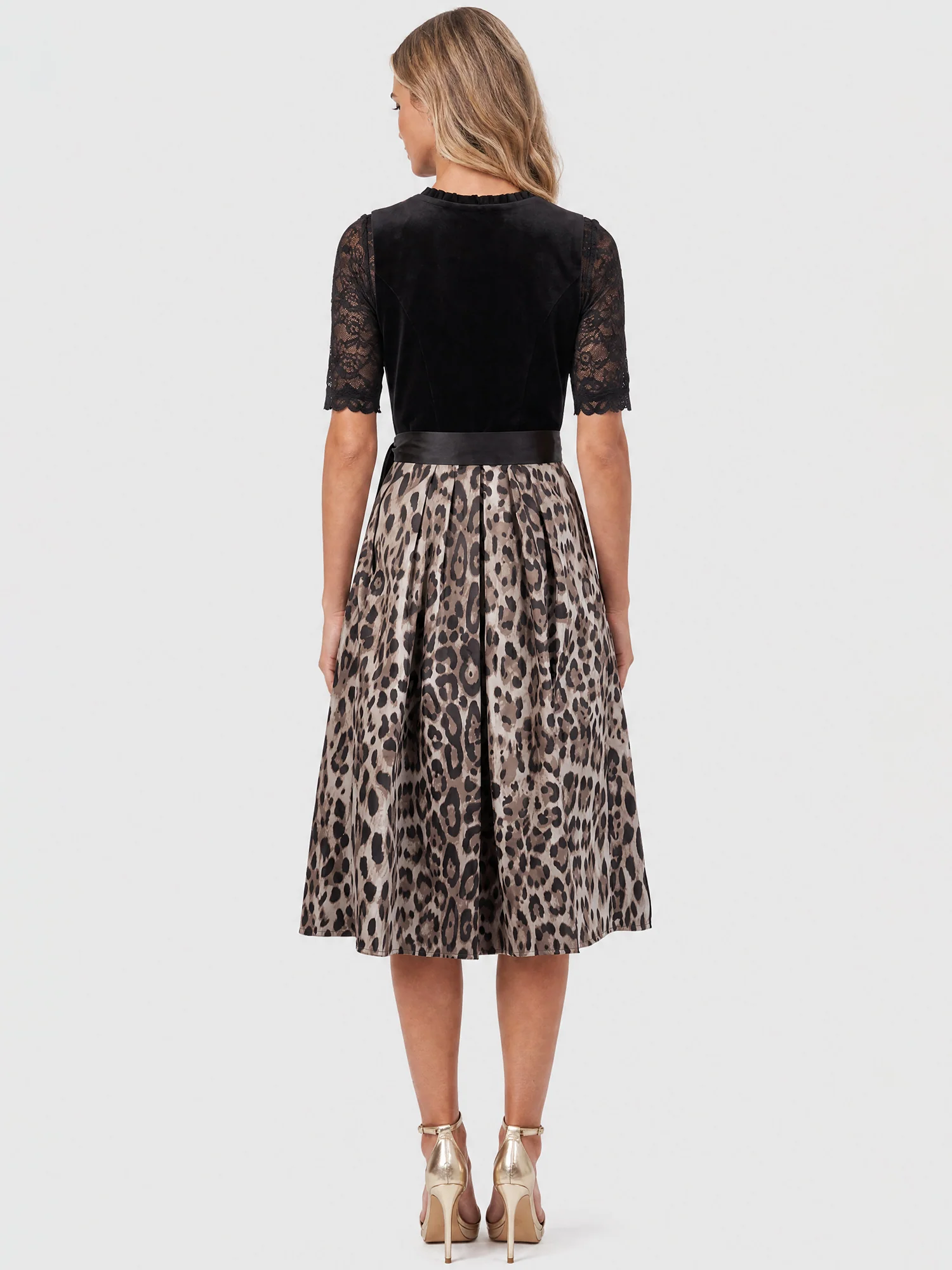 Dirndl-Bluse aus Spitze mit besonderem Ausschnitt | schwarz - Image 3
