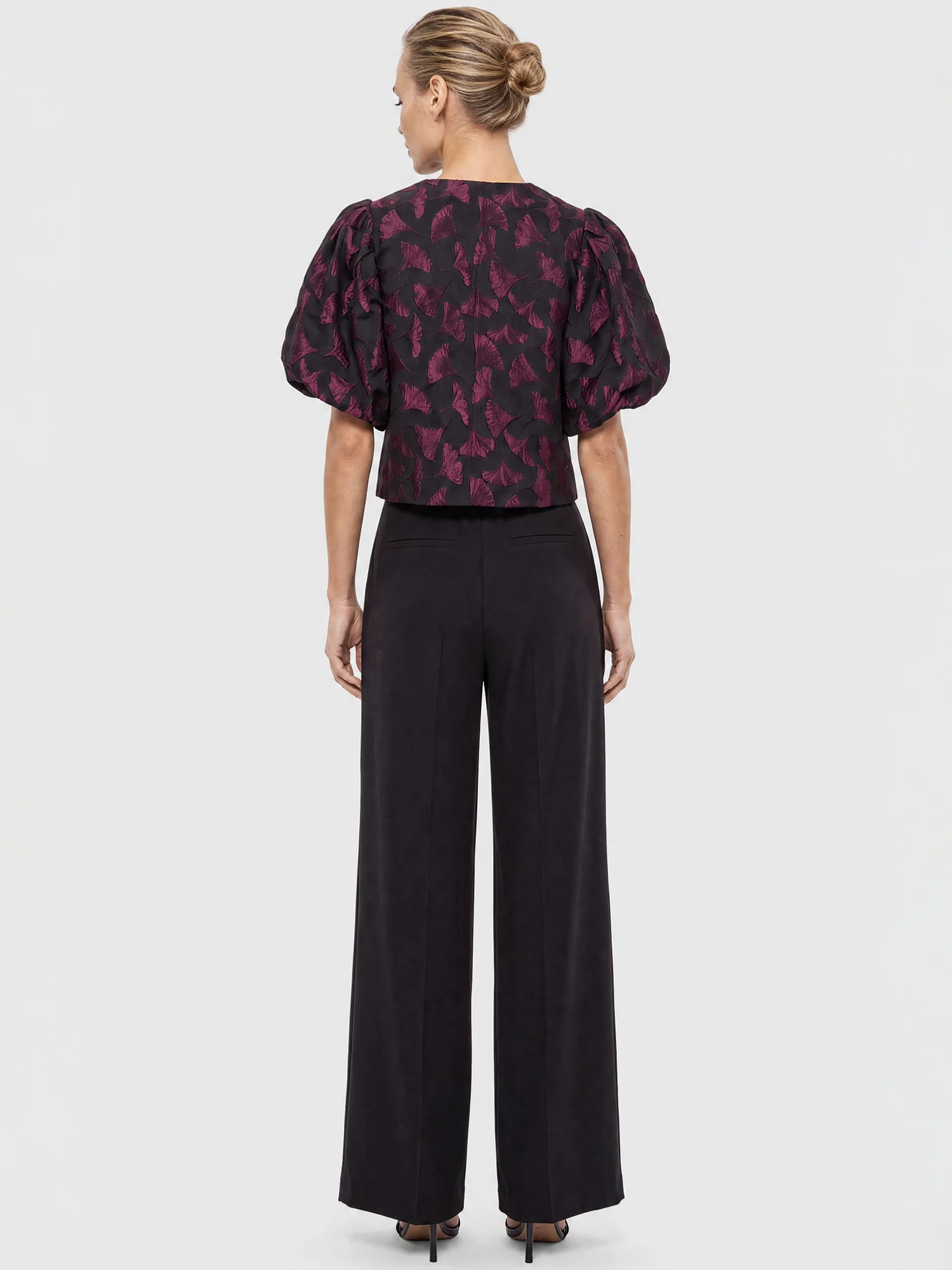 Jacquard-Blazer im Blusen-Stil mit Puffärmeln | schwarz-weinrot - Image 3