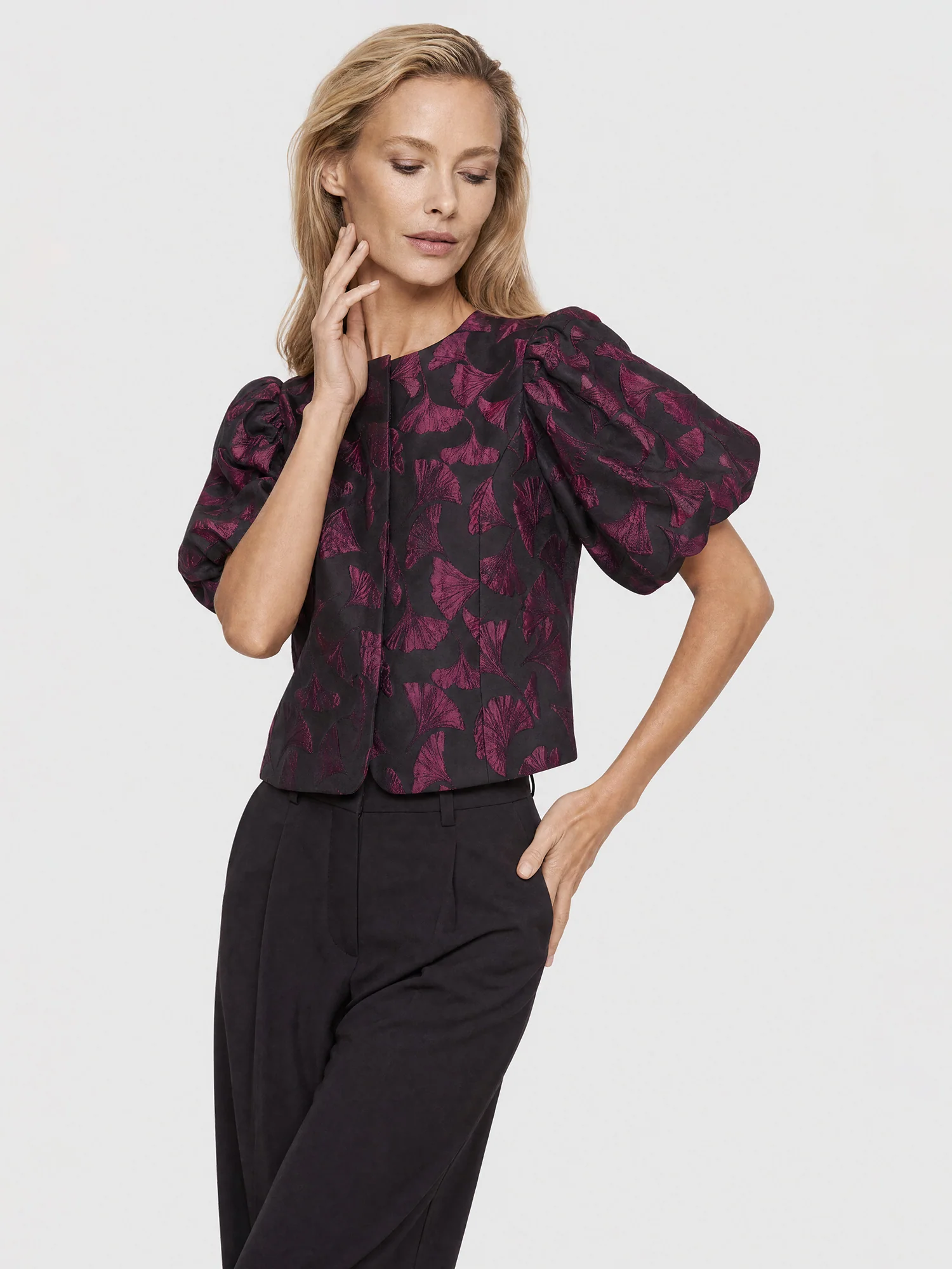 Jacquard-Blazer im Blusen-Stil mit Puffärmeln | schwarz-weinrot - Image 6