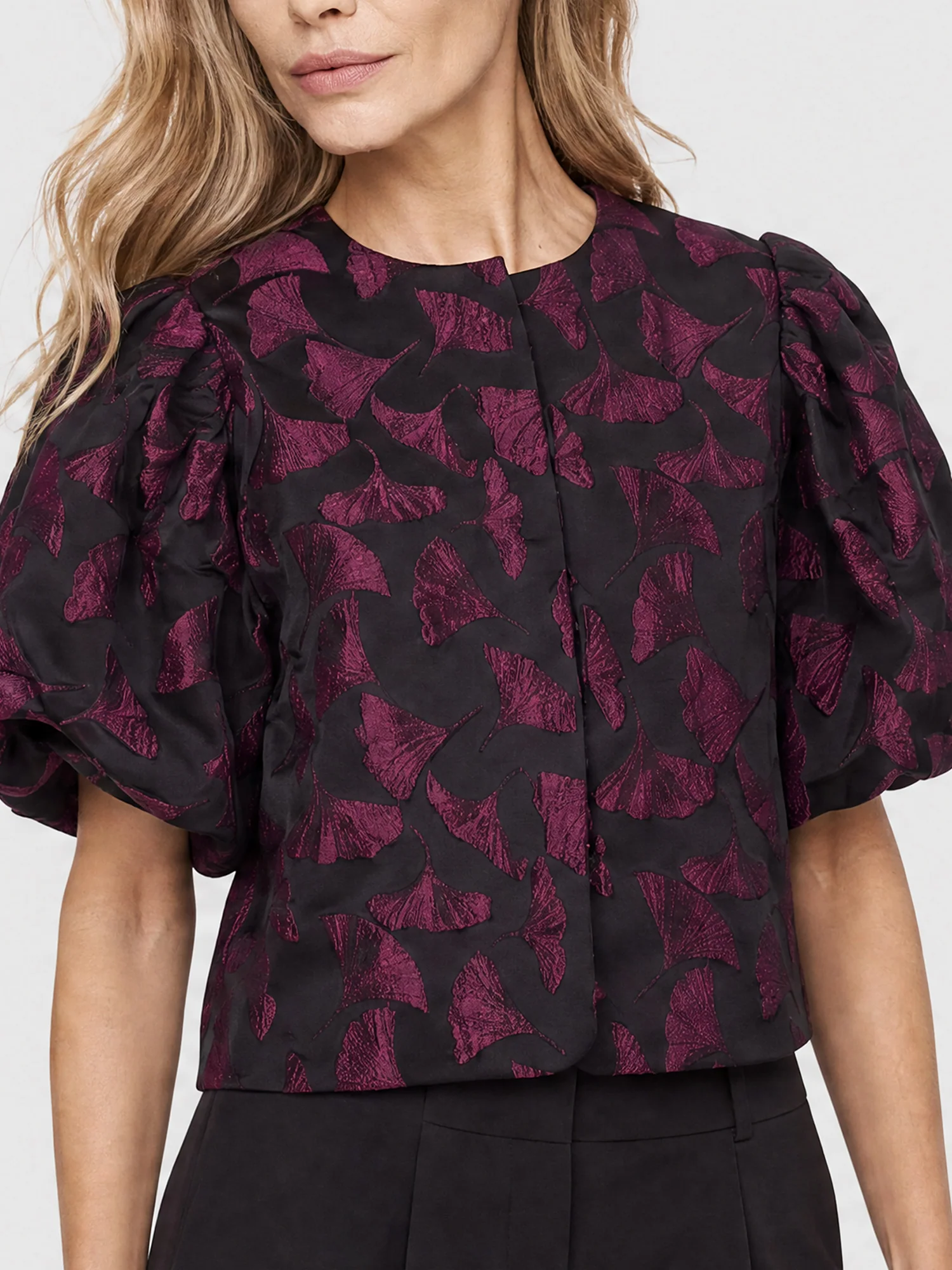 Jacquard-Blazer im Blusen-Stil mit Puffärmeln | schwarz-weinrot - Image 8