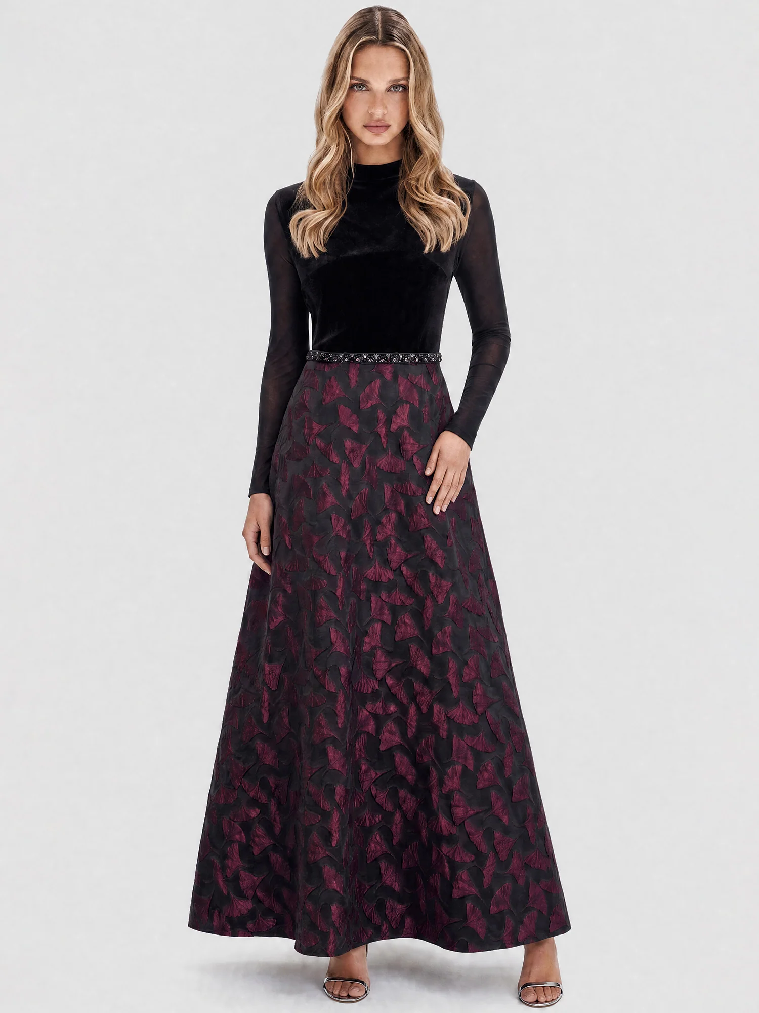 Langes Abendkleid aus Samt und Jacquard | schwarz-weinrot