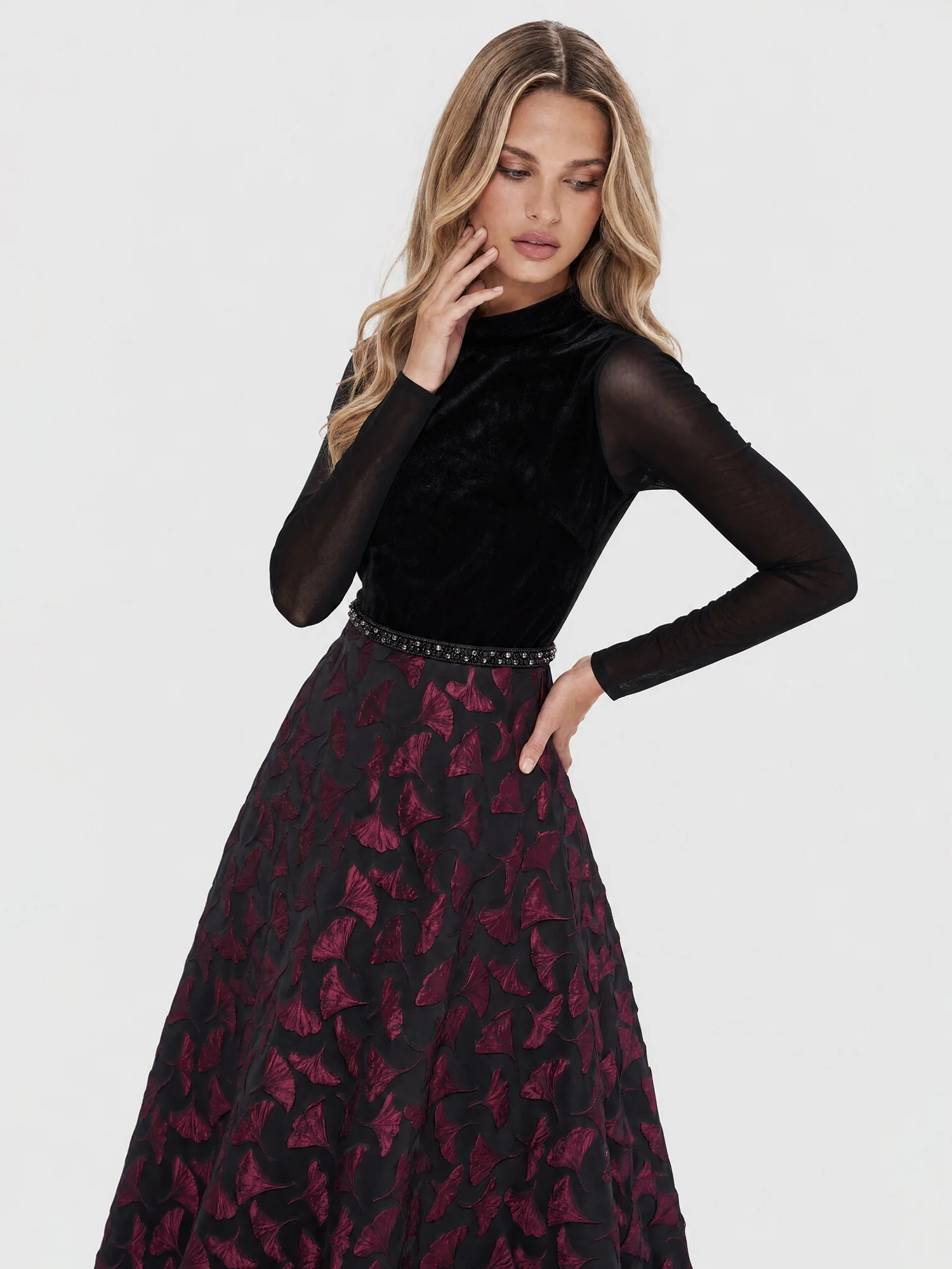Langes Abendkleid aus Samt und Jacquard | schwarz-weinrot - Image 5